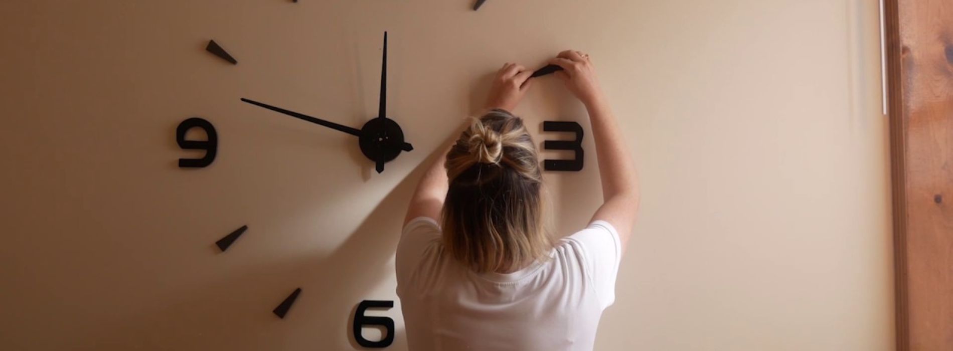 Comment accrocher une horloge murale