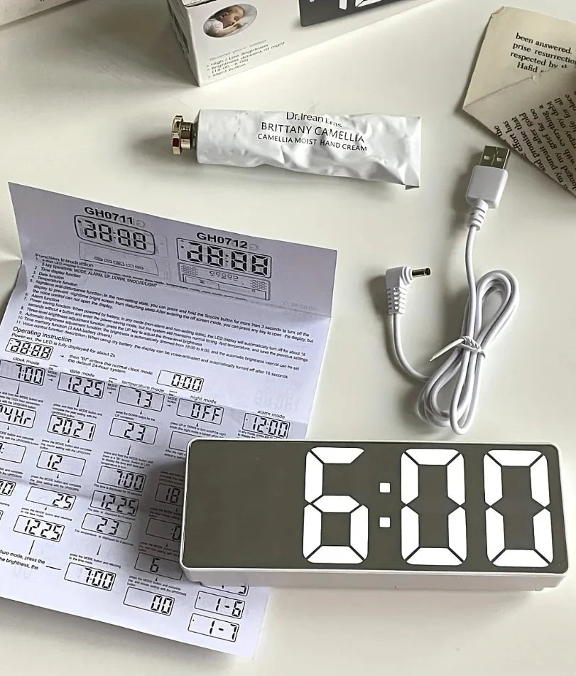 Horloge Murale Numérique LED avec Affichage de Température | Design Élégant pour Bureau et Dortoir 3