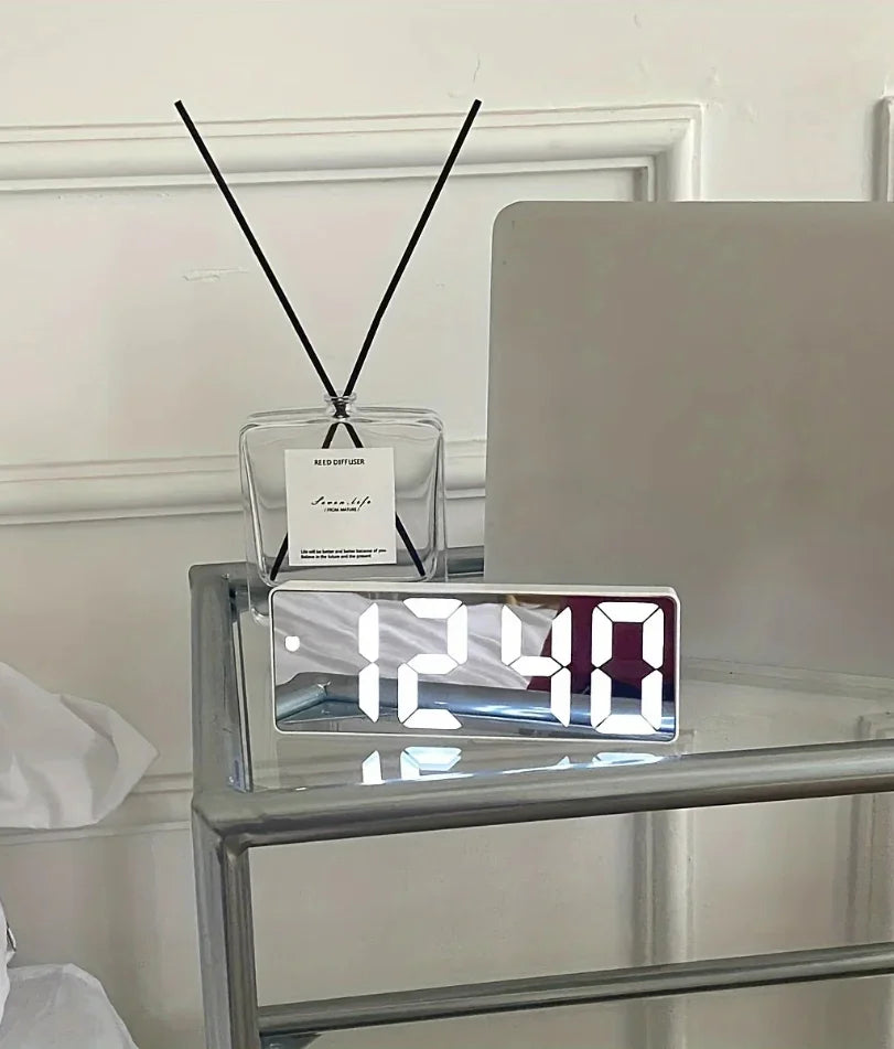Horloge Murale Numérique LED avec Affichage de Température | Design Élégant pour Bureau et Dortoir 4